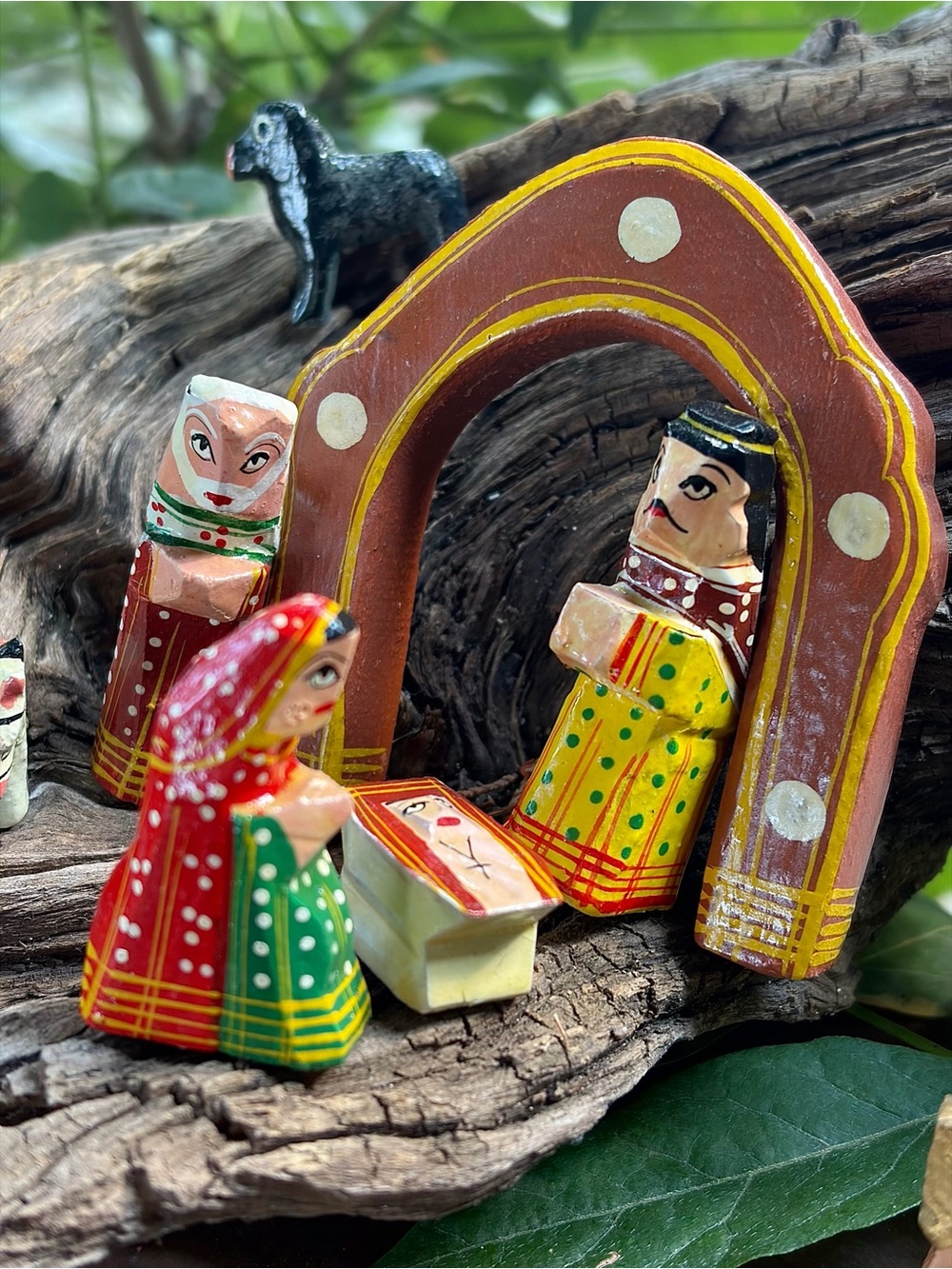 Benares India Painted Wood Arch Nativity Scene - Picture 8 of 12